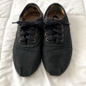 Toms lace ups size 6